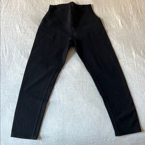 ALO Yoga Airlift Capri Black Leggings